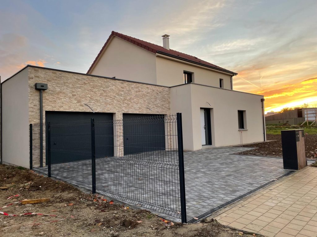 Maison à étage avec toiture terrasse - 145 m² avec double garage de 50 m²